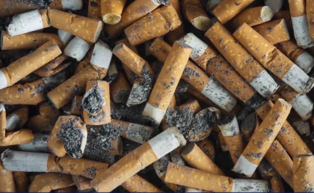 İspanya'da çevreye atılan  izmaritleri tütün firmaları toplayacak