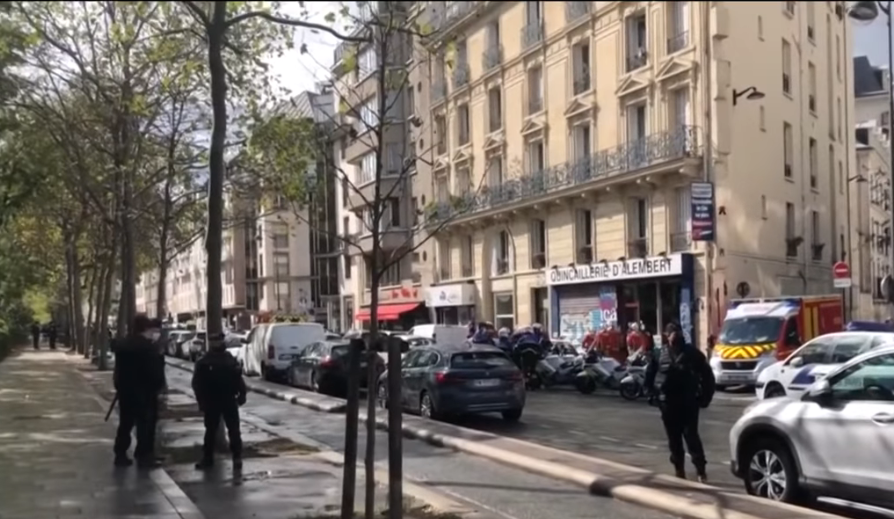Paris'te bir saldırgan, Charlie Hebdo dergisinin eski binası çivarında 2 kişiyi yaraladı.