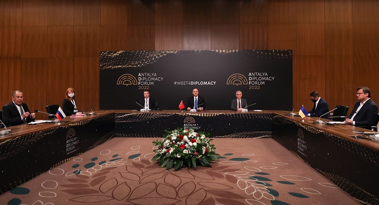 Antalya'da düzenlenen Rusya-Ukrayna-Türkiye dışişleri bakanları toplantısından ateşkes çıkmadı.