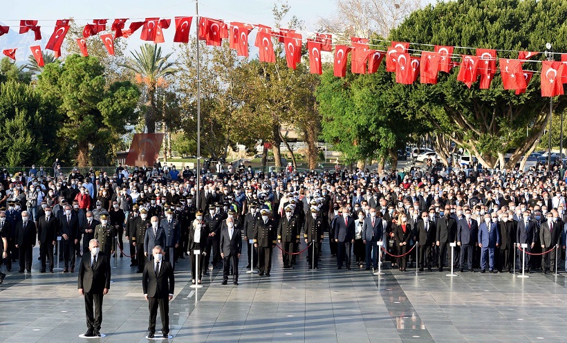Antalya Cumhuriyet Meydanı’nda Atatürk Anıtı’na çelenk sunarak, Gazi Mustafa Kemal Atatürk anıldı.
