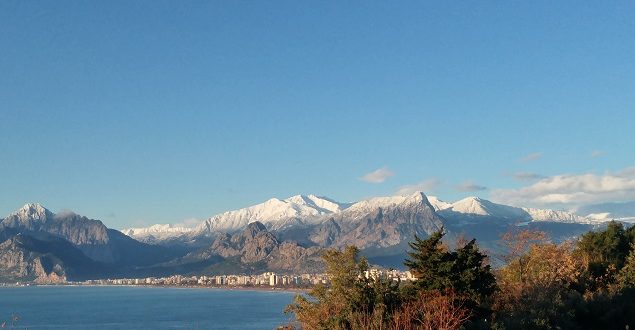 Antalya çevresindeki yüksek kesimlere kar yağdı.