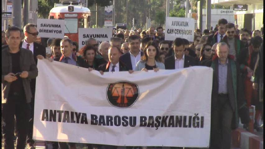 Antalya Barosu üyeleri Antalya Müzesi’nden başlayarak Cumhuriyet Meydanı’na yürüdü.