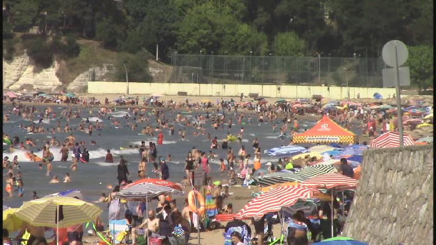 Aşırı sıcaklar'dan etkilenen vatandaşlar Ahafta arasında plajları doldurdu.