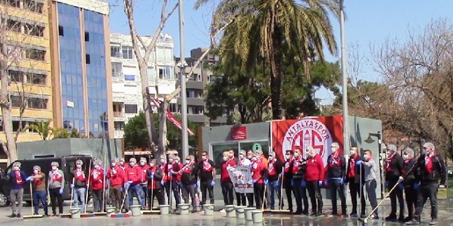 Antalya’da bir grup taraftar, Cumhuriyet Meydanı’nda Temizlik Yapdı.