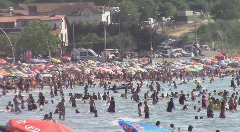  15 Temmuz tatili nedeni ile Kocaeli'nin Kandıra sahilllerin'de aşırı kalabalık gözlemlendi.