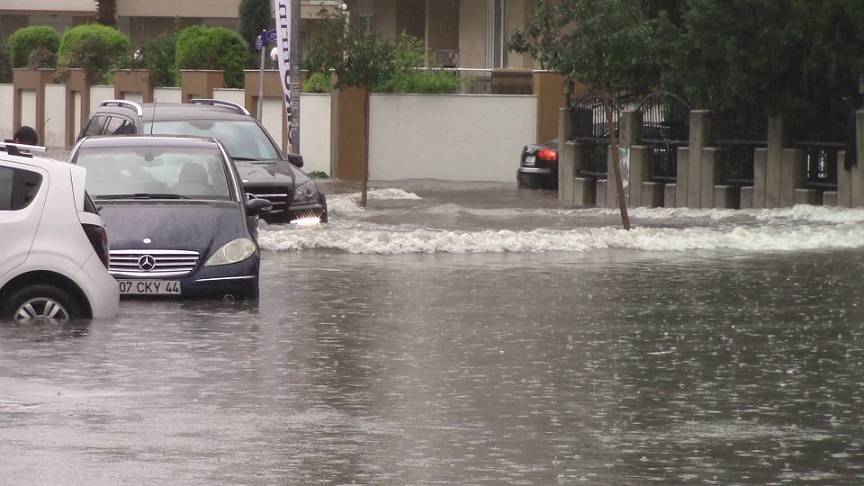 Antalyada etkili sağnak yağış Yasamı olumsuz etkiledi.