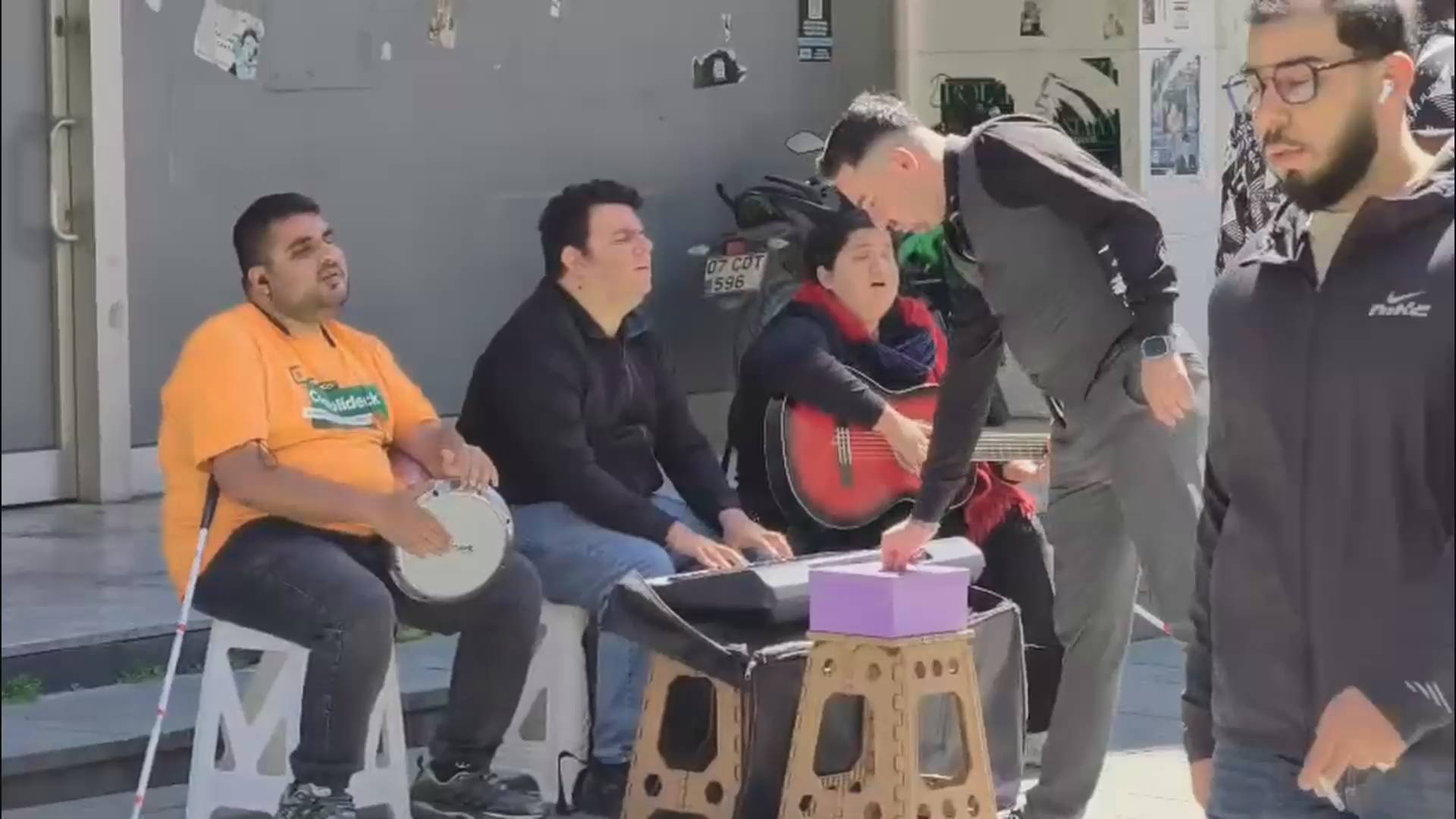 Serin ama güneşli bir bahar günü Antalya kapalıyol ve Tranvay geçişi