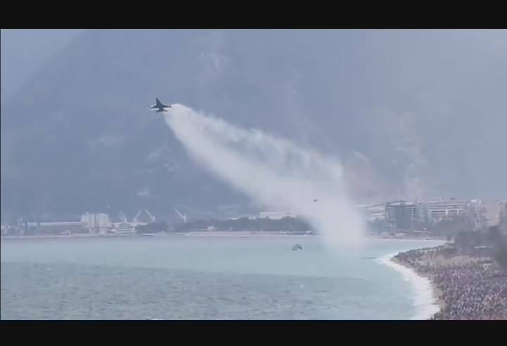 SOLOTÜRK, Antalya'da 23 Nisan için gösteri uçuşu yapdı.