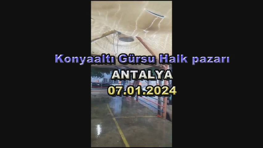 Antalya'nın Konyaalyı ilçesindeki Gürsu Halk pazarında yağmurda vatandaş ve esnaf ıslanıyor.