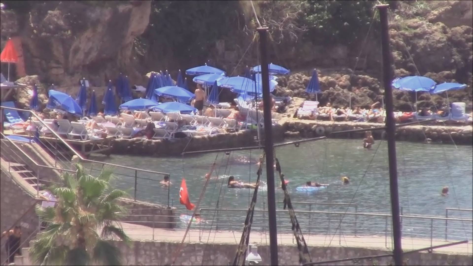 Antalya Mermerli Plajı’ndaki günlük şezlong kira bedeli  500 Türk lirasına indirildi.