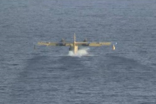 Yangın söndürme uçakları denizden su alma operasyonu.